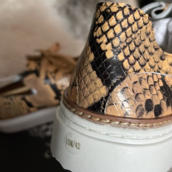 NIB/Vince Camuto Raiza lace up sneaker in sandstone python. Size 10 - Picture 5 of 7